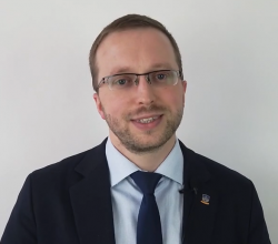Sebastian Pontus - wychowawca klasy 2, koordynator zajęć pozalekcyjnych, koordynator ds. innowacji w Stowarzyszeniu “Węgielek”.